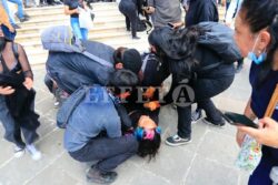 Arde la UAEH; se enfrentan estudiantes y grupo de choque