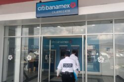 Asaltan a cuentahabiente al salir del banco en Pachuca; lo dejan “encajuelado”
