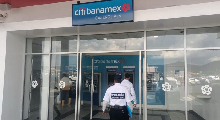 Asaltan a cuentahabiente al salir del banco en Pachuca; lo dejan “encajuelado”