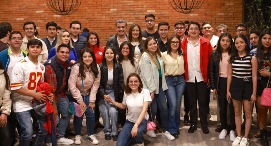 Paco Olvera abre conversatorio con jóvenes que por primera vez van a votar