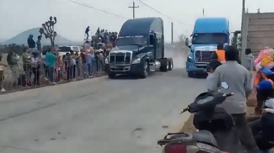 Mueren tres por accidente en arrancones de tráilers en Epazoyucan