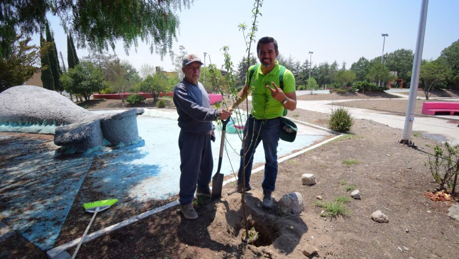 Cumple Escalante compromiso de remozar parques; realiza faena con vecinos