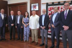 Impulsa Menchaca el desarrollo económico de Hidalgo; firma convenio con Grupo Santander