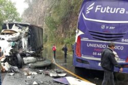 Chocan tráiler y autobús en Molango; hay un muerto y al menos 11 lesionados