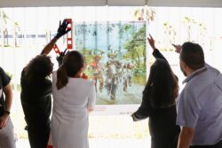 Tuzobús se convierte en galería con exposición fotográfica sobre carnavales