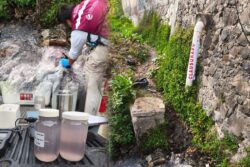 Aguas rosadas y moradas: Profepa clausura drenaje de Tepeji por descargas industriales