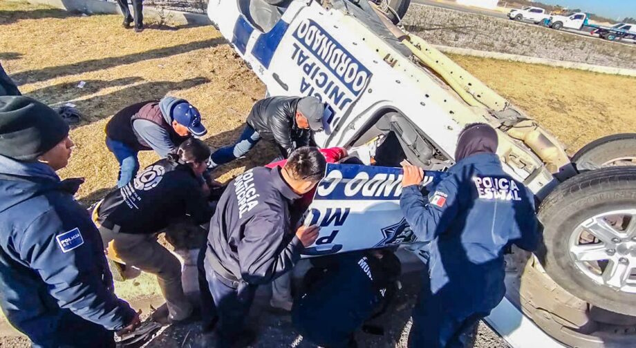 Subdirector de la Policía de San Agustín Tlaxiaca choca contra patrulla de su propio municipio