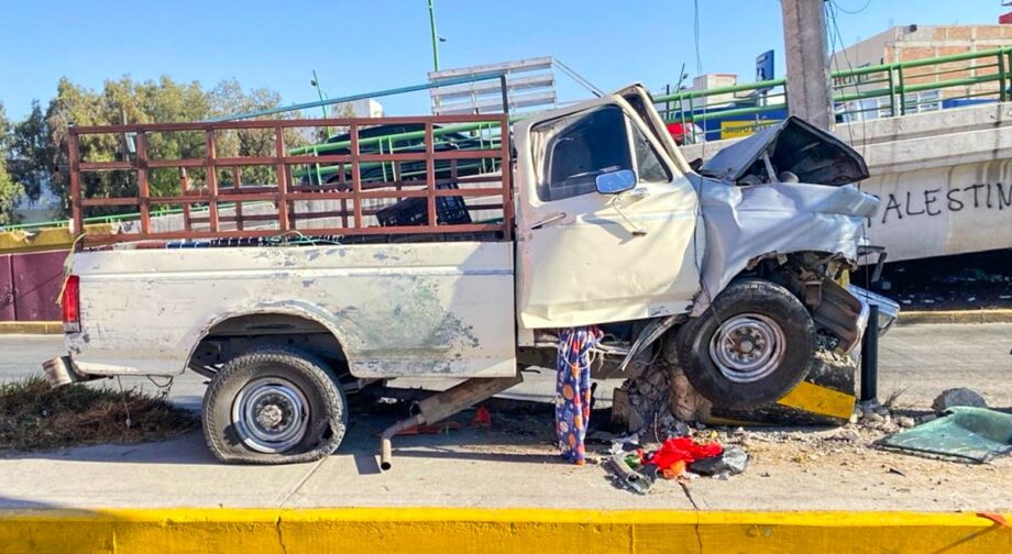 Conductor incrusta camioneta contra poste de CFE en Pachuca y huye