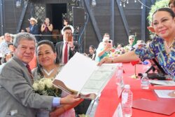 51 historias de amor sellan su unión en Bodas Comunitarias de Tulancingo