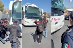 Normalistas de El Mexe intentan retener autobuses en Pachuca; Policía los repliega
