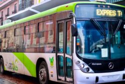 Caen pasajeros y kilómetros recorridos del Tuzobús durante 2025