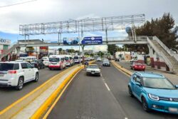 Cuatro puentes en Mineral de la Reforma mantienen publicidad pese a prohibición