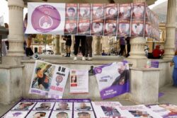 Mujeres exhiben a presuntos agresores y deudores alimentarios en Pachuca