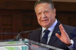 Menchaca respalda a la industria textil y destaca inversiones por 125 mil millones