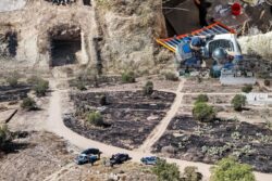 Tecnología y acción: con drones rescatan a perro en profunda obra de Pachuca