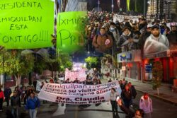 Pobladores de 100 comunidades de Ixmiquilpan se plantan en el Zócalo; piden obras