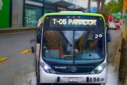 Sancionan a 36 automovilistas por invadir carril confinado del Tuzobús en 2026