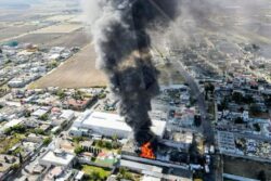 Incendio en bodega de reciclaje en Emiliano Zapata genera humo potencialmente tóxico