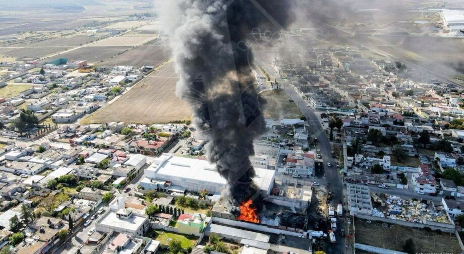Incendio en bodega de reciclaje en Emiliano Zapata genera humo potencialmente tóxico