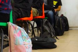 ¿Regresa el “operativo mochila”? Proponen revisión de pertenencias en escuelas