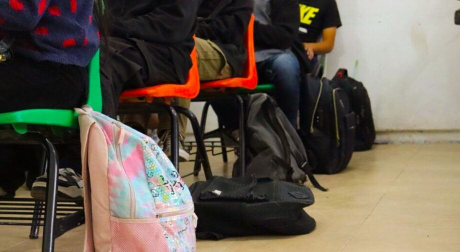¿Regresa el “operativo mochila”? Proponen revisión de pertenencias en escuelas