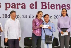 Sheinbaum reparte tarjetas en Hidalgo y alista becas de mil 500 pesos para primaria