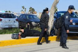 Mujer pierde el control de su auto y arrolla a tres policías bancarios en Pachuca