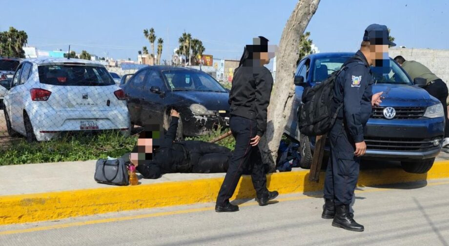 Mujer pierde el control de su auto y arrolla a tres policías bancarios en Pachuca