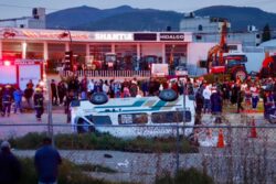 Muere una persona y 17 resultan lesionadas por volcadura de colectiva en Pachuca