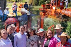 Inician retiro mecánico de lirio acuático en la Presa Azul de Huasca