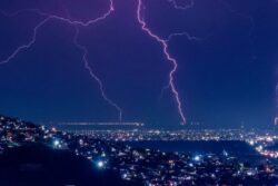Tormentas eléctricas causan estragos en Hidalgo: Protección Civil atiende dos impactos de rayo