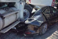 Sin frenos: revolvedora aplasta automóvil en Tolcayuca