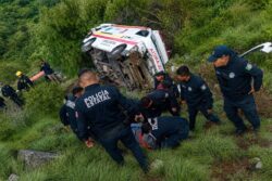 Ambulancia de Xochicoatlán cae a barranco en la Pachuca-Real del Monte: cuatro lesionados