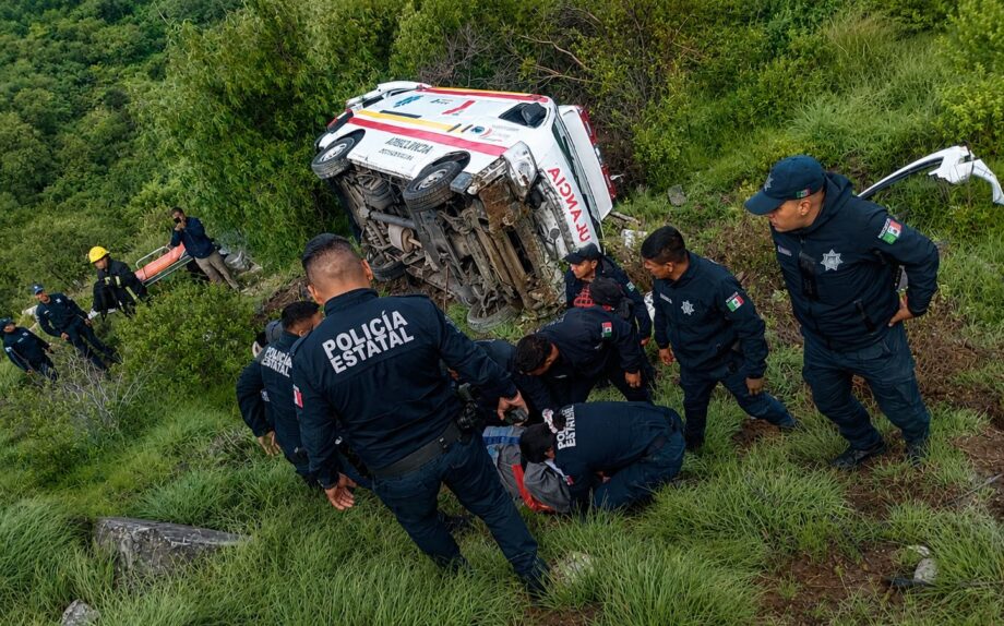 Ambulancia de Xochicoatlán cae a barranco en la Pachuca-Real del Monte: cuatro lesionados