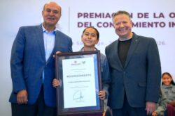 Reconoce Menchaca a 32 estudiantes por excelencia académica; recibirán beca durante la secundaria