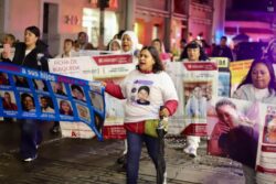 Con fichas y fotografías, familias de desaparecidos reclaman justicia en Pachuca