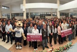 Estudiantes del ITESHU reciben 167 Becas para la Transformación