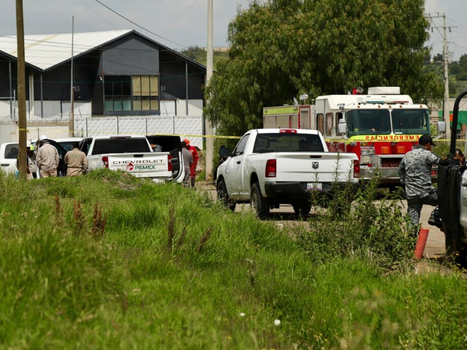 Toma clandestina provoca fuga y fuerte olor a combustible junto al rastro de Pachuca
