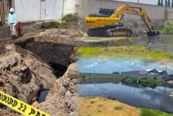 Sigue fuga de combustible junto al rastro de Pachuca; construyen cárcamo para contener derrame