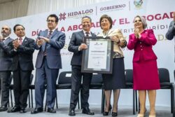 Julio Menchaca entrega la Presea al Mérito Jurídico a la primera mujer notaria de Hidalgo