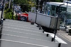 Tráiler intenta dar vuelta en "U" y corta paso al Tuzobús