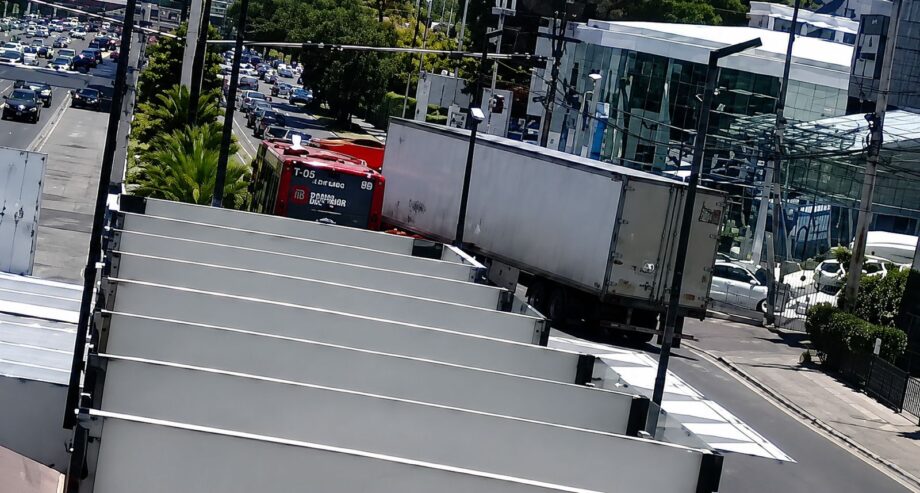 Tráiler intenta dar vuelta en "U" y corta paso al Tuzobús