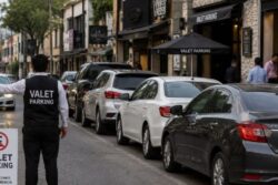 Buscan frenar a valet parking que invade calles y banquetas en Pachuca