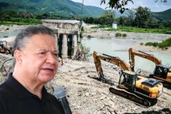 Menchaca descarta deuda para atender daños por lluvias; reconstrucción avanza en Xochiatipan