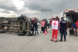 Vuelca colectiva en la Pachuca-Sahagún; tres pasajeros resultan lesionados