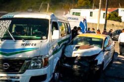Choque entre taxi y colectiva deja seis lesionados en San Agustín Tlaxiaca