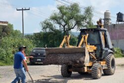 Aldo Meza dona ocho toneladas de asfalto para bacheo en El Salto, Tepeji