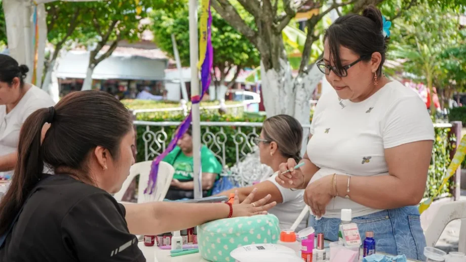 Alumnas de talleres de belleza ponen a prueba sus habilidades en Huejutla