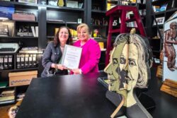 Fundación Elena Poniatowska dona 2 mil libros para escuelas de educación básica de Hidalgo