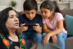 “Los celulares no son niñeras”: Edda Vite pide restringir redes sociales a menores de 13 años